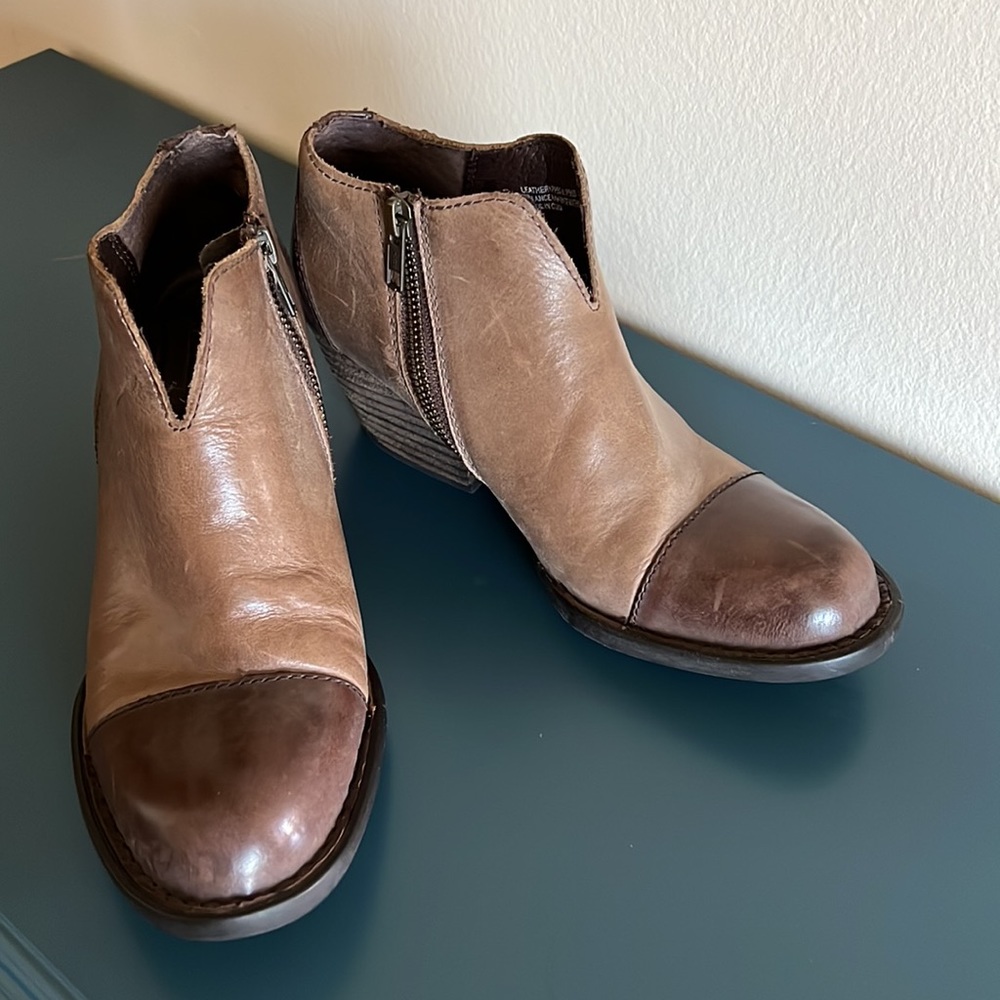 Born two tone booties, sz 6.5